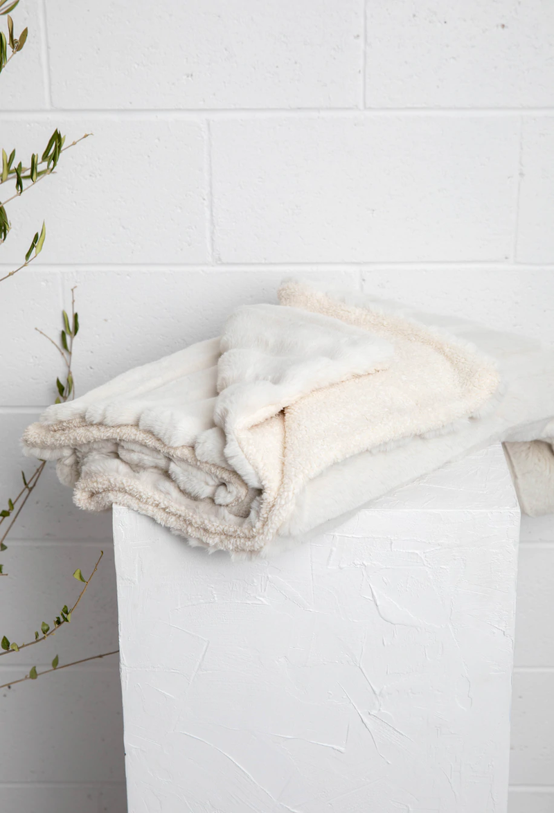 Holiday Trading & Co - Faux Fur Sherpa Blanket - Atmosphere